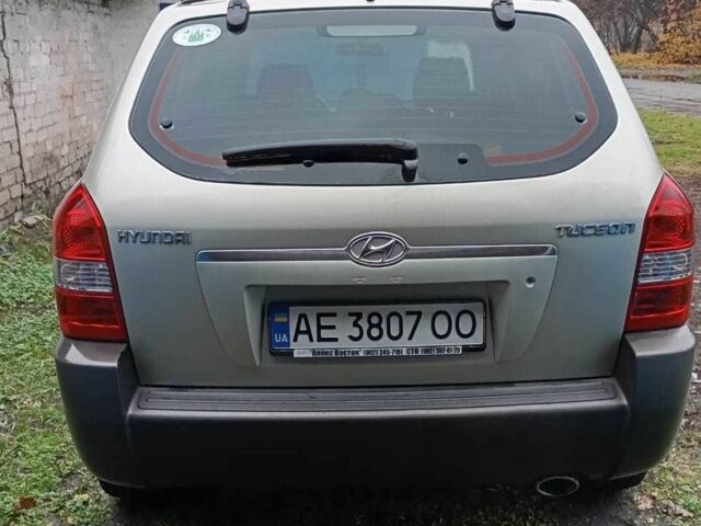 Серый Хендай Туксон, объемом двигателя 2 л и пробегом 168 тыс. км за 7500 $, фото 3 на Automoto.ua