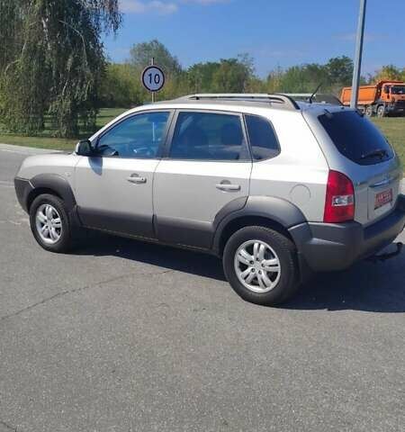 Серый Хендай Туксон, объемом двигателя 2 л и пробегом 185 тыс. км за 7999 $, фото 7 на Automoto.ua