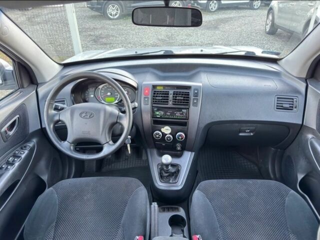 Серый Хендай Туксон, объемом двигателя 2 л и пробегом 262 тыс. км за 3750 $, фото 6 на Automoto.ua