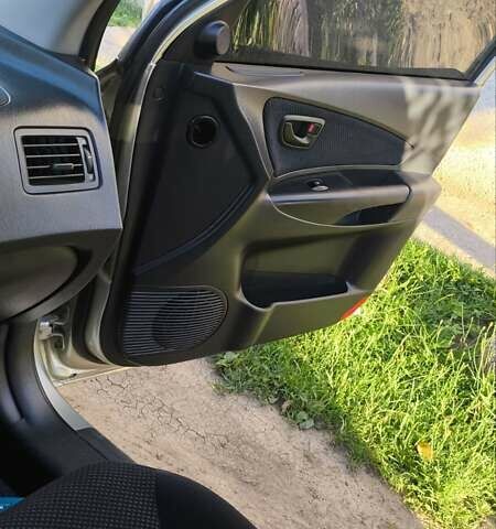 Серый Хендай Туксон, объемом двигателя 1.98 л и пробегом 193 тыс. км за 8400 $, фото 24 на Automoto.ua