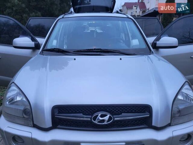 Серый Хендай Туксон, объемом двигателя 2 л и пробегом 240 тыс. км за 8300 $, фото 94 на Automoto.ua