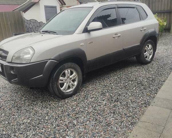 Хендай Туксон 2007 в Тростянец на Automoto.ua Серый Хендай Туксон, объемом двигателя 1.98 л и пробегом 153 тыс. км за 8200 $, фото 1 на Automoto.ua