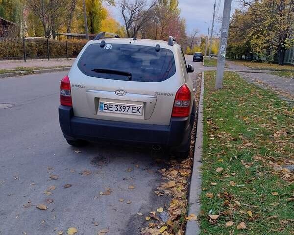 Серый Хендай Туксон, объемом двигателя 2 л и пробегом 198 тыс. км за 7000 $, фото 1 на Automoto.ua