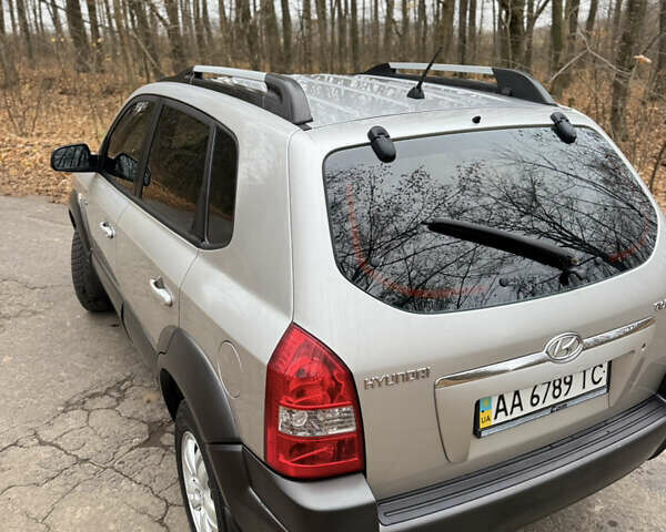 Серый Хендай Туксон, объемом двигателя 1.98 л и пробегом 269 тыс. км за 7100 $, фото 5 на Automoto.ua