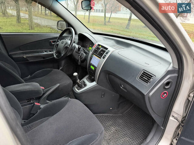 Серый Хендай Туксон, объемом двигателя 1.98 л и пробегом 220 тыс. км за 6200 $, фото 7 на Automoto.ua