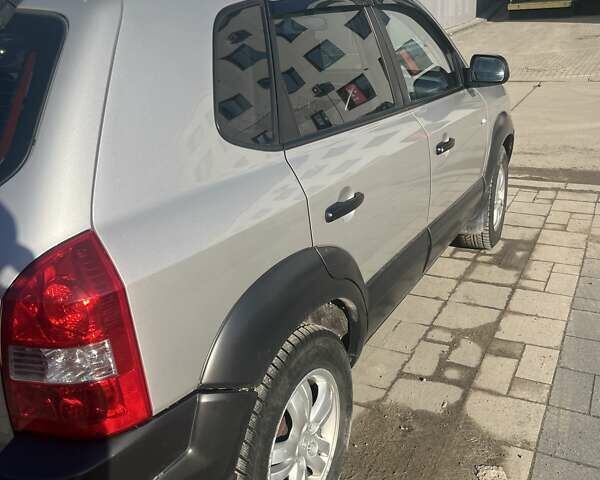 Серый Хендай Туксон, объемом двигателя 2 л и пробегом 161 тыс. км за 7000 $, фото 3 на Automoto.ua