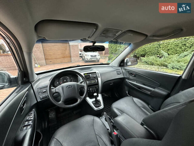 Серый Хендай Туксон, объемом двигателя 1.98 л и пробегом 217 тыс. км за 8500 $, фото 36 на Automoto.ua