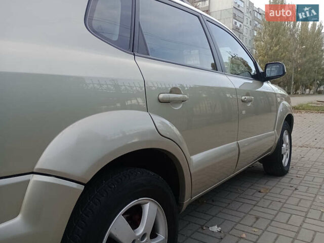 Сірий Хендай Туксон, об'ємом двигуна 1.98 л та пробігом 225 тис. км за 6999 $, фото 11 на Automoto.ua