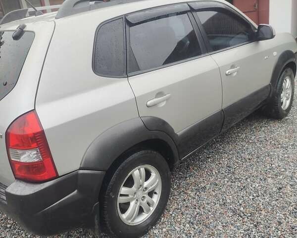 Хендай Туксон 2007 в Тростянец на Automoto.ua Серый Хендай Туксон, объемом двигателя 1.98 л и пробегом 153 тыс. км за 8200 $, фото 3 на Automoto.ua
