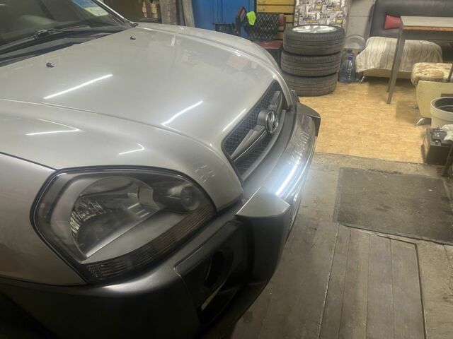 Серый Хендай Туксон, объемом двигателя 2 л и пробегом 152 тыс. км за 10000 $, фото 3 на Automoto.ua