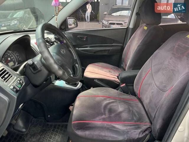 Серый Хендай Туксон, объемом двигателя 2 л и пробегом 255 тыс. км за 7490 $, фото 36 на Automoto.ua