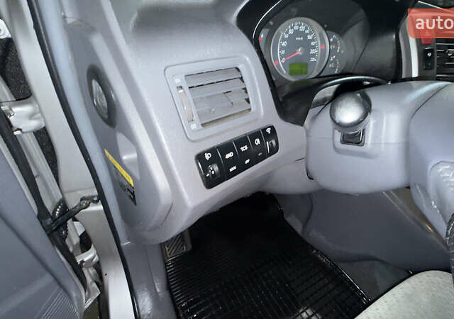 Серый Хендай Туксон, объемом двигателя 2 л и пробегом 222 тыс. км за 7950 $, фото 24 на Automoto.ua