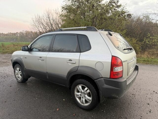 Хендай Туксон 2007 у Ахтырке на Automoto.ua Сірий Хендай Туксон, об'ємом двигуна 2 л та пробігом 192 тис. км за 6950 $, фото 2 на Automoto.ua