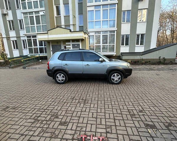 Серый Хендай Туксон, объемом двигателя 1.98 л и пробегом 269 тыс. км за 7500 $, фото 3 на Automoto.ua