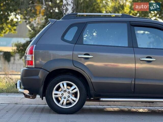 Серый Хендай Туксон, объемом двигателя 1.98 л и пробегом 282 тыс. км за 8350 $, фото 18 на Automoto.ua