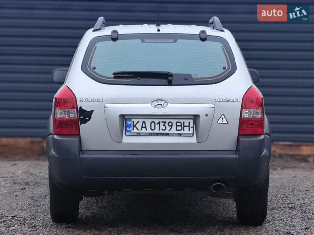 Сірий Хендай Туксон, об'ємом двигуна 2 л та пробігом 305 тис. км за 7350 $, фото 3 на Automoto.ua