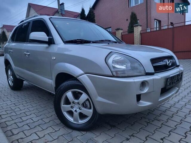 Серый Хендай Туксон, объемом двигателя 2 л и пробегом 240 тыс. км за 8300 $, фото 3 на Automoto.ua