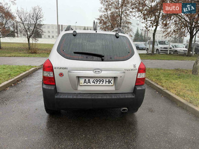 Серый Хендай Туксон, объемом двигателя 1.98 л и пробегом 220 тыс. км за 6200 $, фото 4 на Automoto.ua