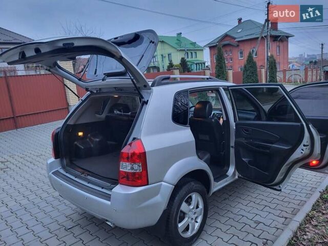 Серый Хендай Туксон, объемом двигателя 2 л и пробегом 240 тыс. км за 8300 $, фото 73 на Automoto.ua