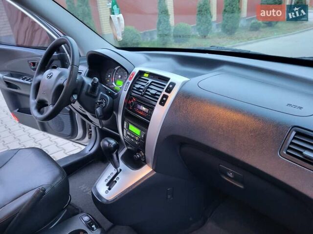 Серый Хендай Туксон, объемом двигателя 2 л и пробегом 240 тыс. км за 8300 $, фото 109 на Automoto.ua