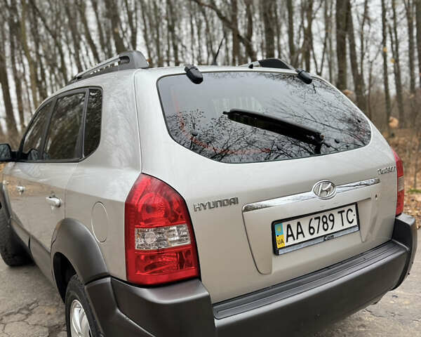 Серый Хендай Туксон, объемом двигателя 1.98 л и пробегом 269 тыс. км за 7100 $, фото 13 на Automoto.ua