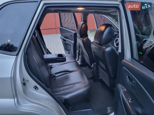 Серый Хендай Туксон, объемом двигателя 2 л и пробегом 240 тыс. км за 8300 $, фото 103 на Automoto.ua