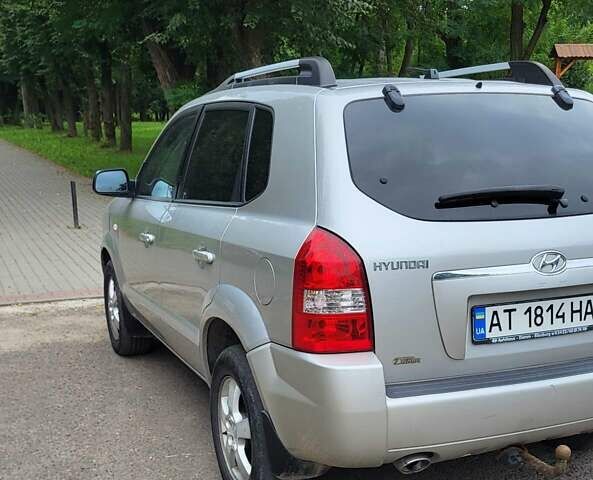 Серый Хендай Туксон, объемом двигателя 1.99 л и пробегом 225 тыс. км за 8300 $, фото 4 на Automoto.ua