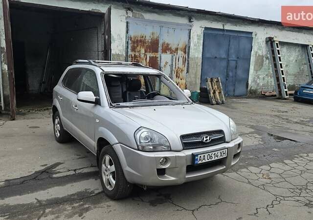 Серый Хендай Туксон, объемом двигателя 2 л и пробегом 330 тыс. км за 4000 $, фото 1 на Automoto.ua