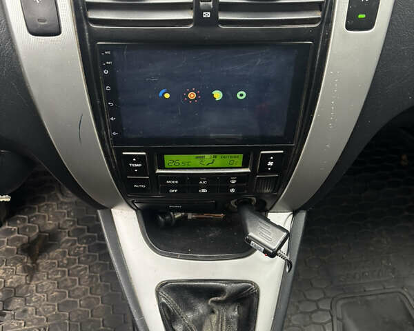 Сірий Хендай Туксон, об'ємом двигуна 2 л та пробігом 255 тис. км за 7600 $, фото 23 на Automoto.ua