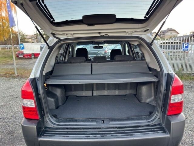 Серый Хендай Туксон, объемом двигателя 2 л и пробегом 262 тыс. км за 3750 $, фото 5 на Automoto.ua