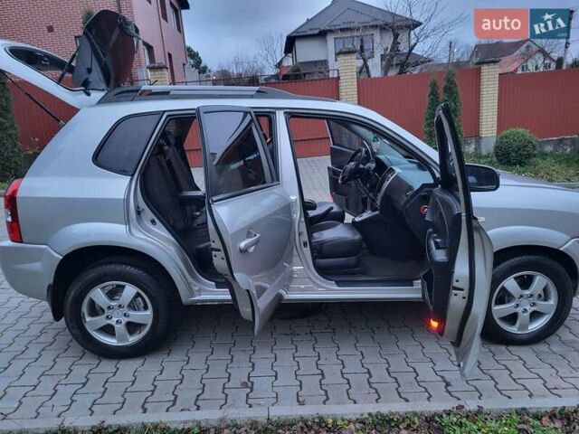 Серый Хендай Туксон, объемом двигателя 2 л и пробегом 240 тыс. км за 8300 $, фото 70 на Automoto.ua