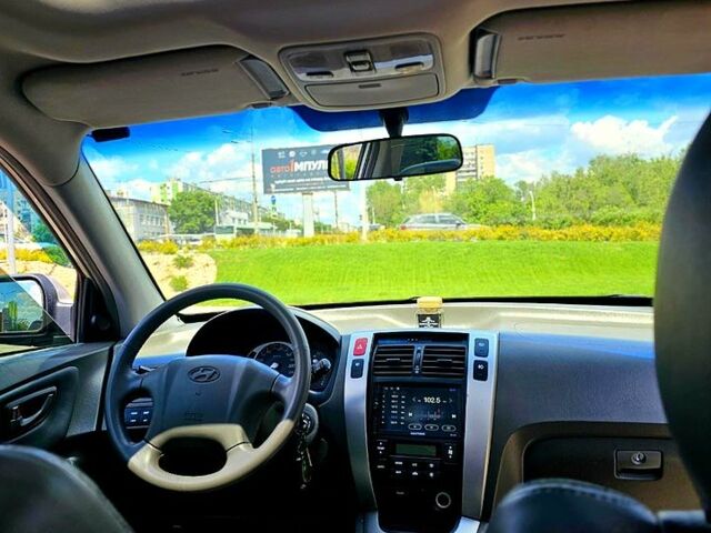 Серый Хендай Туксон, объемом двигателя 2 л и пробегом 186 тыс. км за 8700 $, фото 3 на Automoto.ua