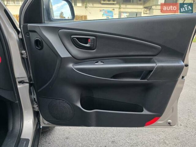 Хендай Туксон 2007 в Луцке на Automoto.ua Серый Хендай Туксон, объемом двигателя 1.98 л и пробегом 120 тыс. км за 7799 $, фото 30 на Automoto.ua