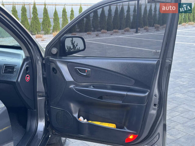 Серый Хендай Туксон, объемом двигателя 1.99 л и пробегом 315 тыс. км за 7300 $, фото 24 на Automoto.ua