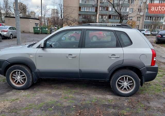 Серый Хендай Туксон, объемом двигателя 1.9 л и пробегом 135 тыс. км за 7800 $, фото 3 на Automoto.ua
