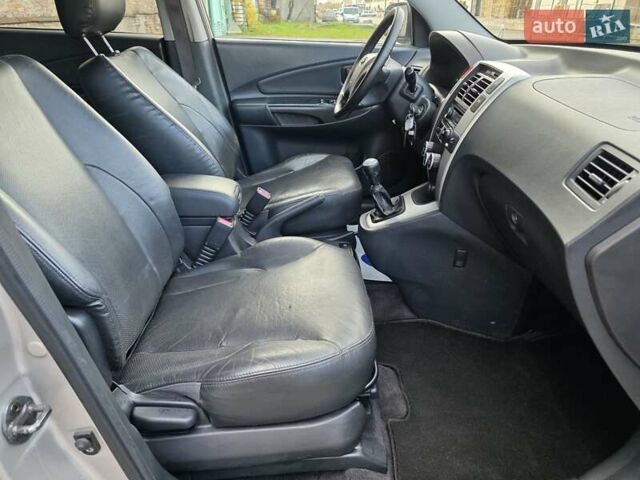 Хендай Туксон 2007 в Луцке на Automoto.ua Серый Хендай Туксон, объемом двигателя 1.98 л и пробегом 120 тыс. км за 7799 $, фото 28 на Automoto.ua