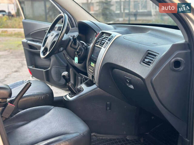 Серый Хендай Туксон, объемом двигателя 1.98 л и пробегом 167 тыс. км за 7300 $, фото 23 на Automoto.ua