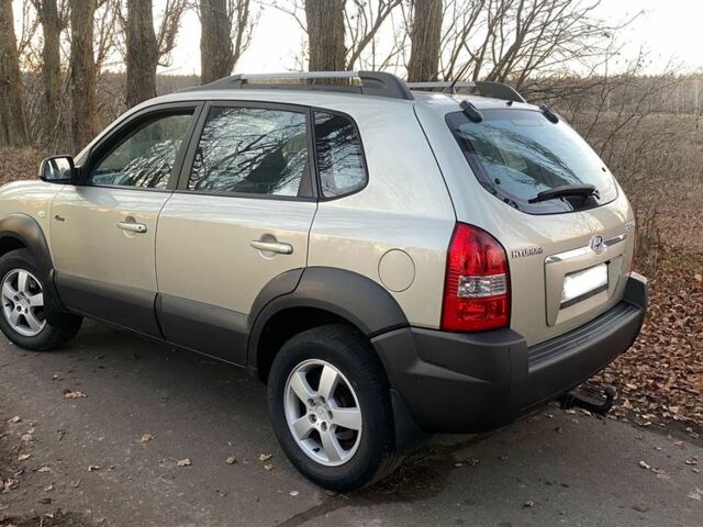 Серый Хендай Туксон, объемом двигателя 2 л и пробегом 345 тыс. км за 6700 $, фото 4 на Automoto.ua