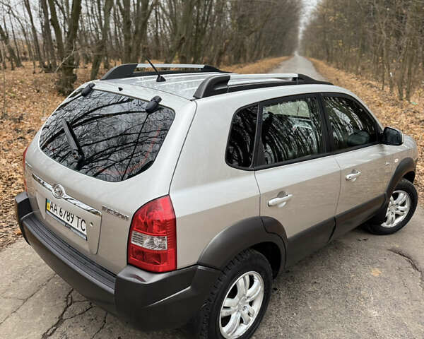 Серый Хендай Туксон, объемом двигателя 1.98 л и пробегом 269 тыс. км за 7100 $, фото 4 на Automoto.ua