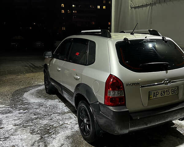 Хендай Туксон 2007 в Запорожье на Automoto.ua Серый Хендай Туксон, объемом двигателя 1.98 л и пробегом 211 тыс. км за 5900 $, фото 9 на Automoto.ua