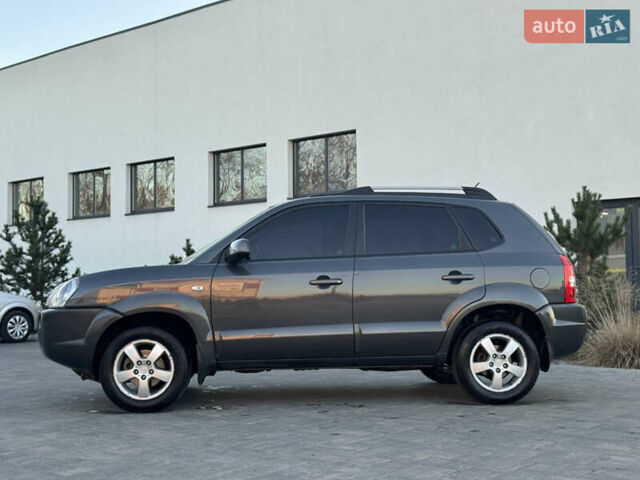 Серый Хендай Туксон, объемом двигателя 1.99 л и пробегом 315 тыс. км за 7300 $, фото 5 на Automoto.ua