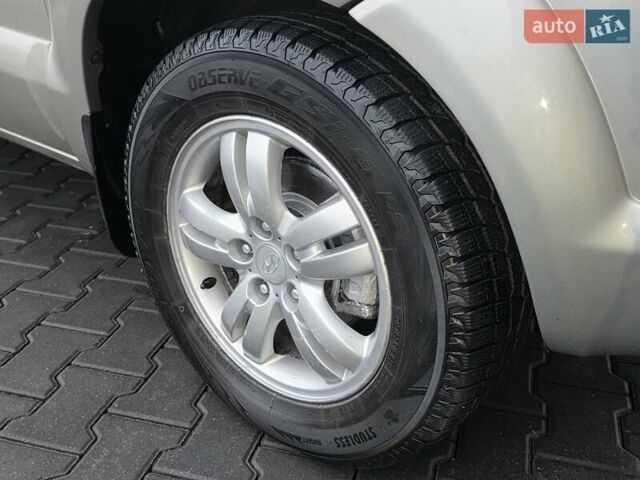 Серый Хендай Туксон, объемом двигателя 2 л и пробегом 231 тыс. км за 7999 $, фото 17 на Automoto.ua