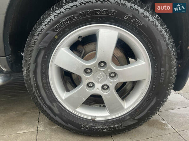 Серый Хендай Туксон, объемом двигателя 1.98 л и пробегом 194 тыс. км за 5500 $, фото 7 на Automoto.ua