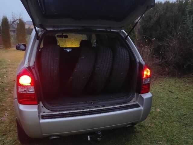 Серый Хендай Туксон, объемом двигателя 2 л и пробегом 310 тыс. км за 3658 $, фото 3 на Automoto.ua