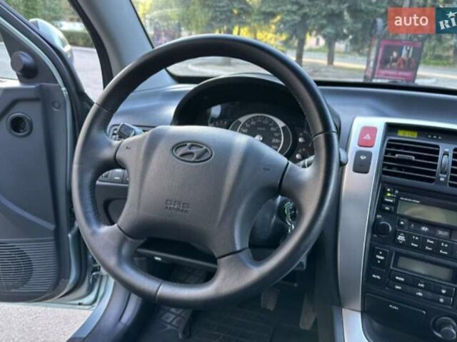 Серый Хендай Туксон, объемом двигателя 2 л и пробегом 110 тыс. км за 10200 $, фото 9 на Automoto.ua