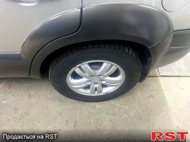 Сірий Хендай Туксон, об'ємом двигуна 2 л та пробігом 152 тис. км за 10000 $, фото 10 на Automoto.ua