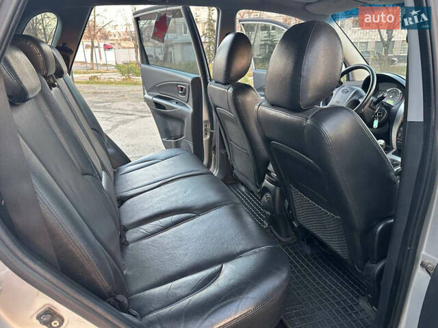 Серый Хендай Туксон, объемом двигателя 1.98 л и пробегом 167 тыс. км за 7300 $, фото 22 на Automoto.ua