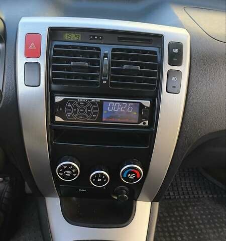 Серый Хендай Туксон, объемом двигателя 1.98 л и пробегом 193 тыс. км за 8400 $, фото 22 на Automoto.ua