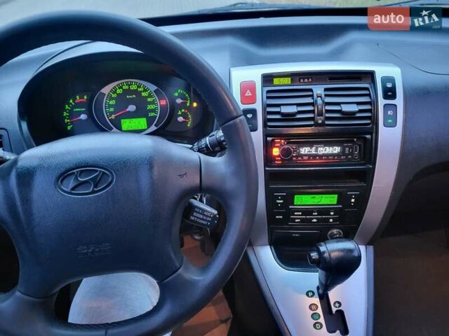 Серый Хендай Туксон, объемом двигателя 2 л и пробегом 240 тыс. км за 8300 $, фото 156 на Automoto.ua