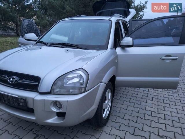 Серый Хендай Туксон, объемом двигателя 2 л и пробегом 240 тыс. км за 8300 $, фото 93 на Automoto.ua